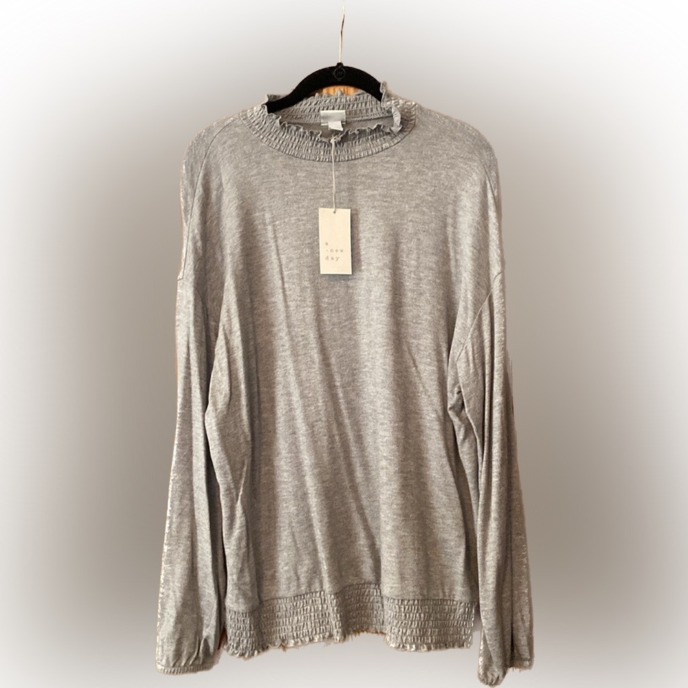 Grey Women’s XXL long sleeve shirt.